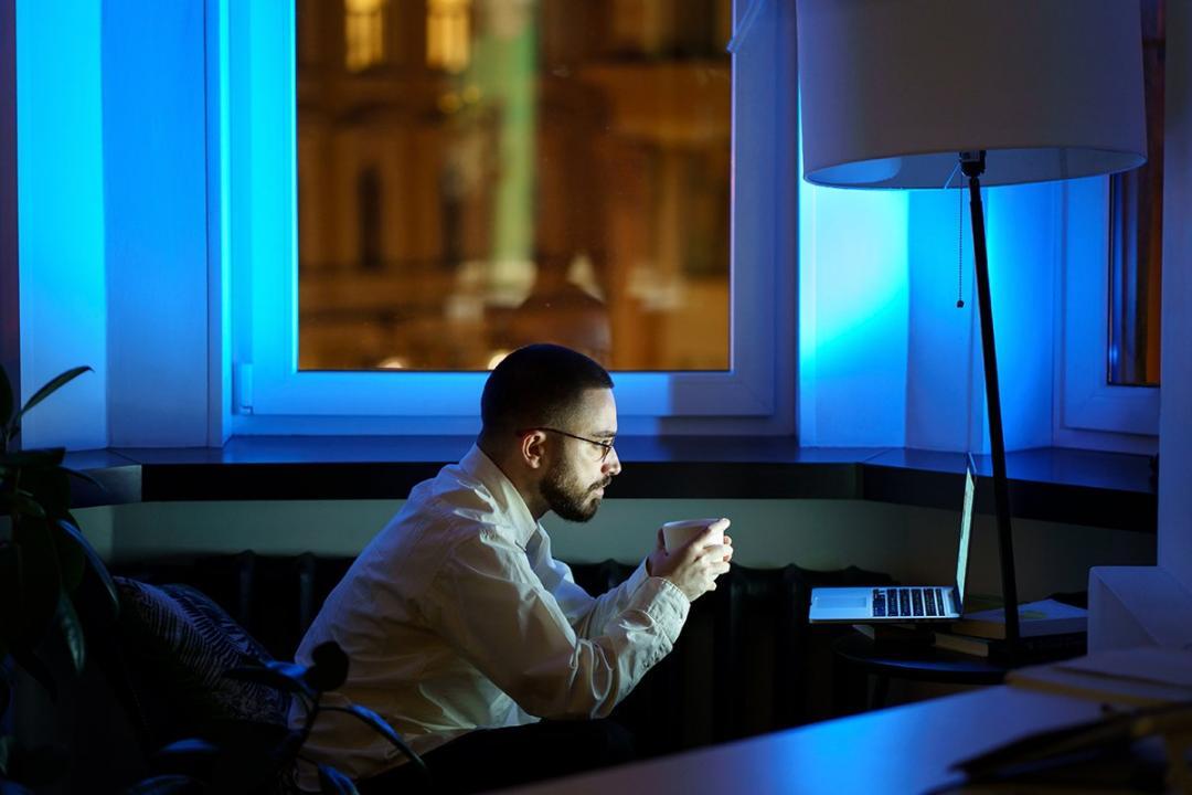 Session de webinaire en direct avec participants actifs discutant d'instruments financiers