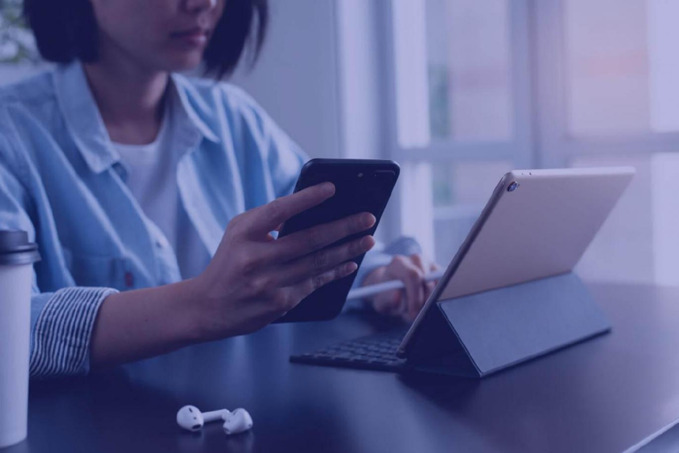 Séance de formation avec analyse de données financières sur écrans multiples