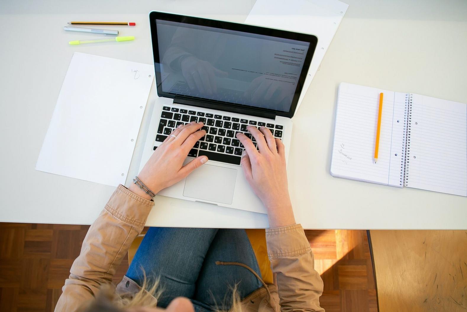 Formateur expliquant des concepts financiers lors d'une session de webinaire interactive